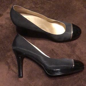 Tahari black and gold pump heels